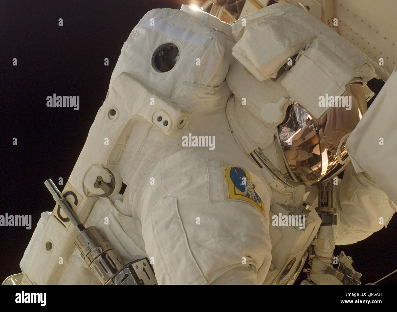 Astronauta dell'esercito Col. Doug Wheelock, STS-120 lo specialista di missione, sul suo primo spacewalk per eseguire il lavoro sulla stazione spaziale internazionale. Durante il suo terzo spacewalk sabato, lui e lo specialista di missione Scott Parazynski tenterà di riparare una strappata solar array nella porta 6 architrave. La NASA Foto Stock