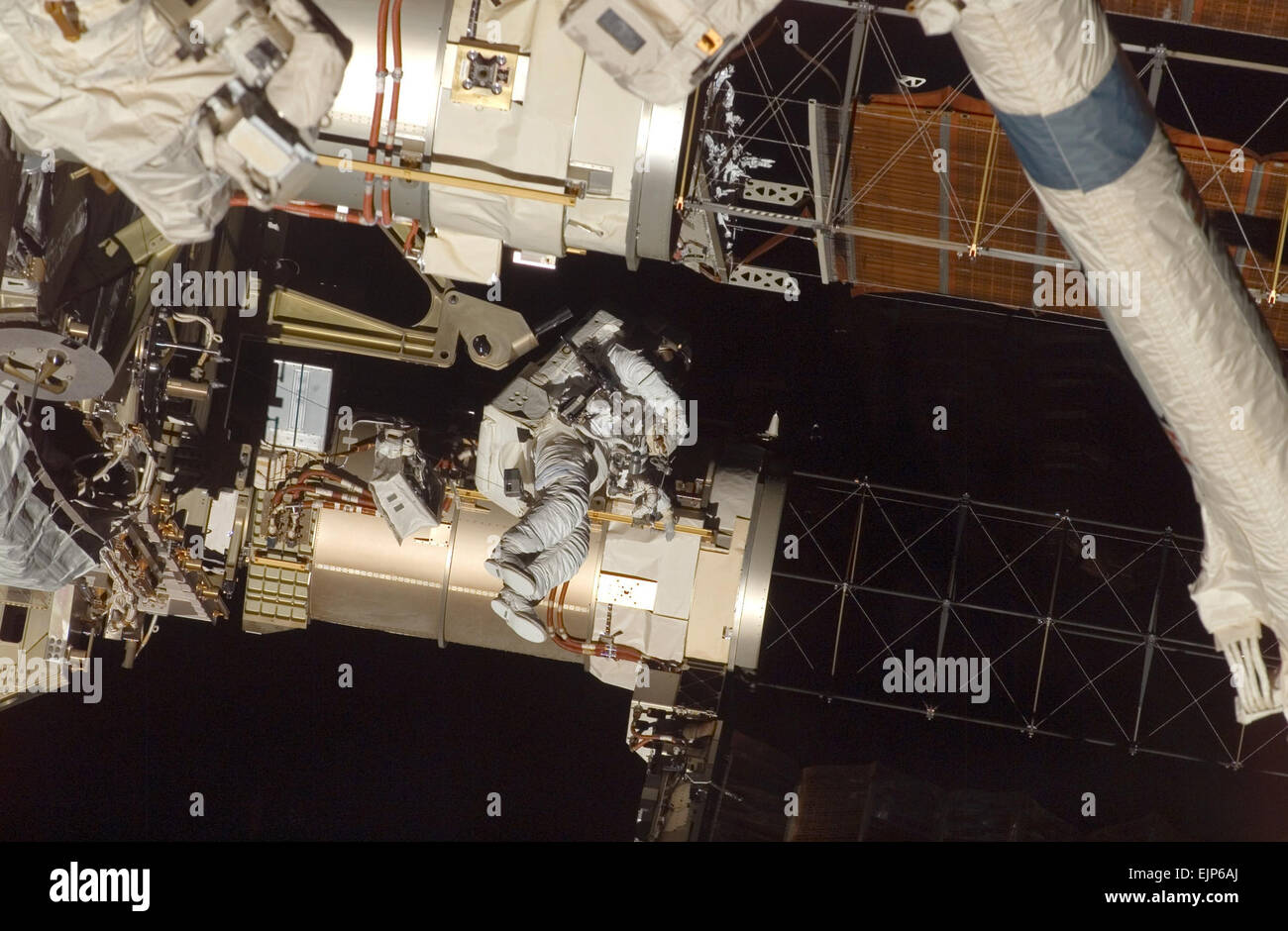 Col. Doug Wheelock, STS-120 lo specialista di missione, partecipa alla missione della quarta sessione del extravehicular attività mentre lo Space Shuttle Discovery è inserito con la stazione spaziale internazionale. Durante le 7 ore, 19-minute spacewalk, astronauti riparato un danneggiamento del solar array installato sulla stazione spaziale internazionale. La NASA Foto Stock