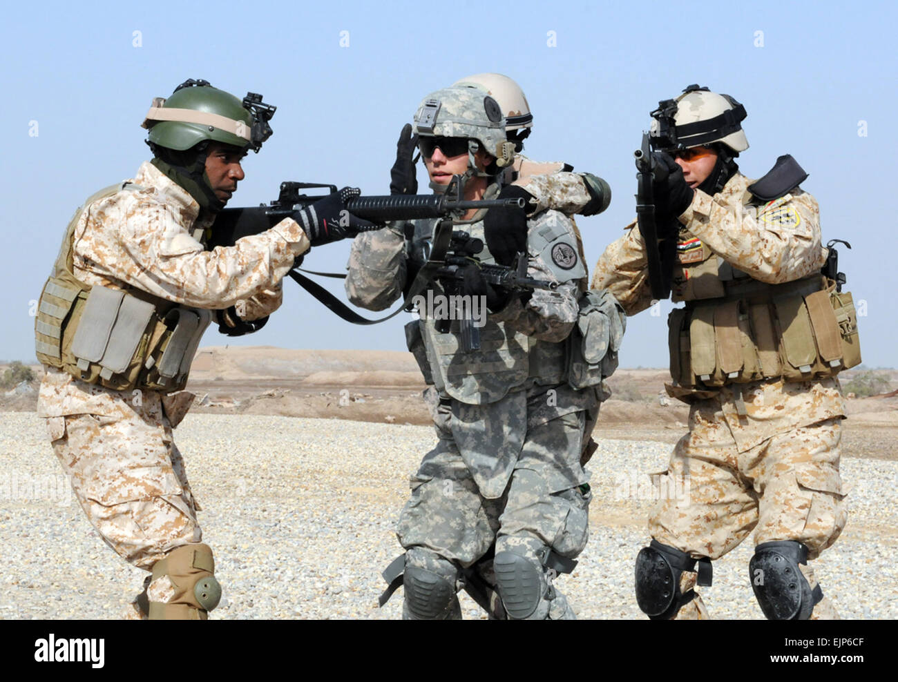 Un soldato da batteria L, 2° Stormo, 3° Armored reggimento di cavalleria, conduce soldati dell'esercito iracheno in una squadra drill sul funzionamento di emergenza Delta Base mercoledì. Batteria Lion sta lavorando con ia locale sulla squadra di base e livello di plotone di esercizi per migliorare la loro coesione e la prontezza. US Army photo by Staff Sgt. Garrett Ralston. Foto Stock