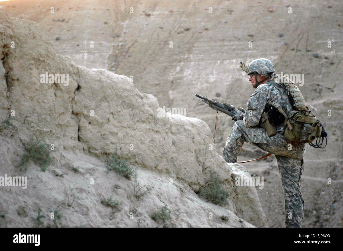 Stati Uniti Il personale dell'esercito Sgt. Jesse D. Smith, un leader di squadra con 3° plotone, truppa C 1° Stormo, 172nd reggimento di cavalleria, 86a brigata di fanteria Team di combattimento, si affaccia su un burrone in Koh-e Safi District village qui sett. 8. Smith, un Essex Junction, Vt., nativo, assistito e consigliato esercito nazionale afghano soldati durante un giunto Air Assault per interrompere le attività di insorti. L'Ana che ha portato l'operazione di ricerca nel villaggio, è aumentare la loro sicurezza presenza in tutto Parwan provincia come la sett. 18 elezioni approccio. Foto Stock