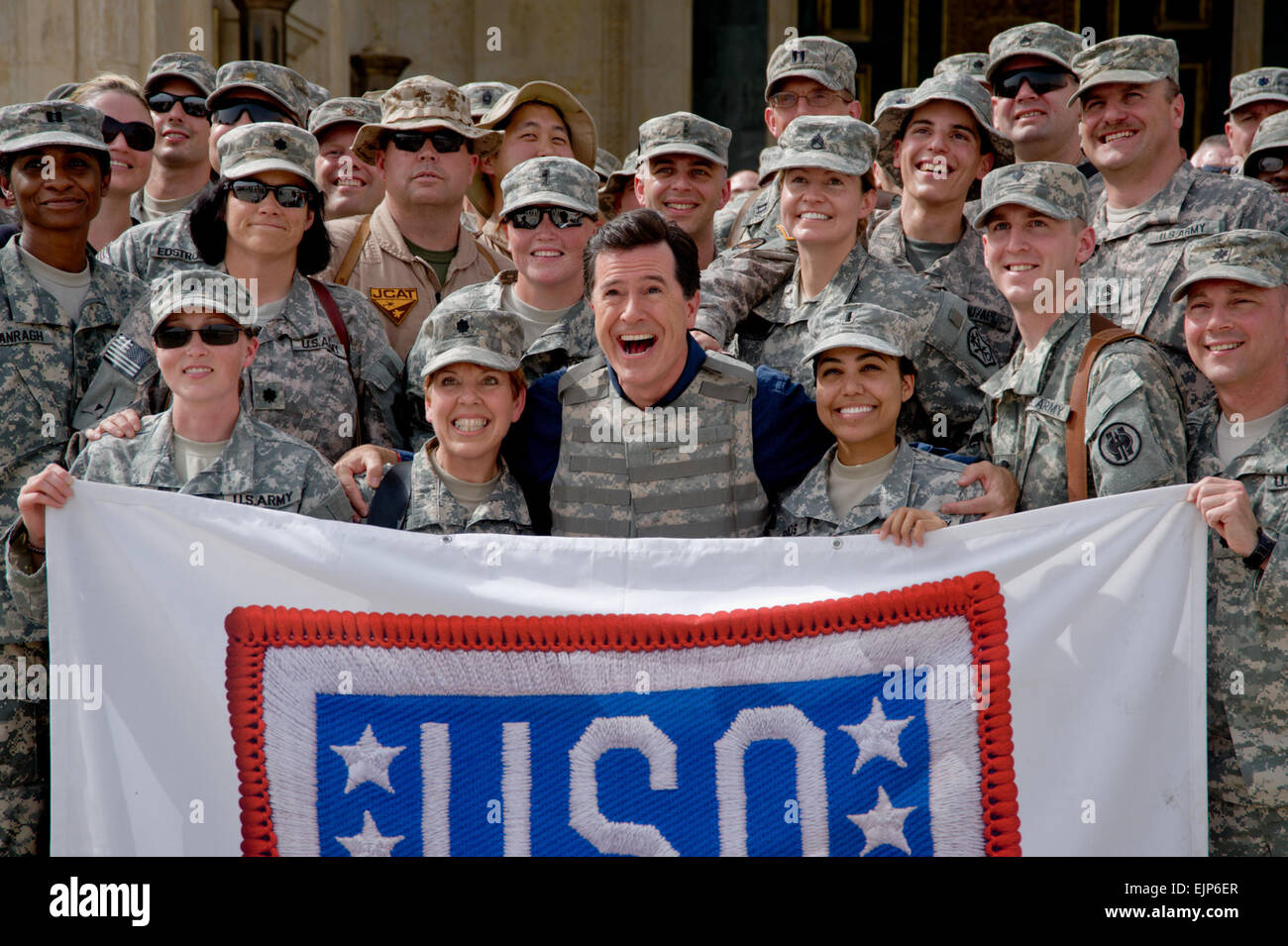 Stephen Colbert prende una foto op con servicemembers presso il Camp la vittoria al Faw Palace di Baghdad in Iraq il 5 giugno. Colbert intrattiene, porta sorrisi a truppe in Iraq /-news/2009/06/11/22459-colbert-intrattiene-porta-sorrisi a truppe in Iraq/?ref=home-titolo-title0 Foto Stock