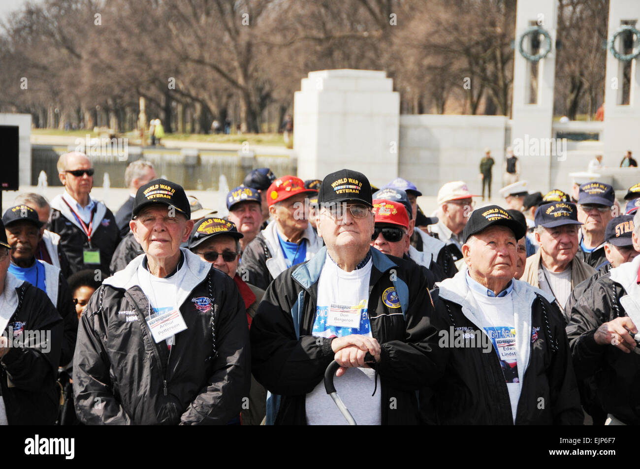 Circa 250 i veterani si riuniranno presso il Memoriale della Seconda Guerra Mondiale, 11 marzo 2010, come produttori Stephen Spielberg e Tom Hanks farle onore in connessione con la prima assoluta di "pacifico", una miniserie che documenti la vita di tre Marines come combattono il loro modo attraverso il teatro pacifico. U..S. Foto dell'esercito da Alexandra Hemmerly-Brown Foto Stock