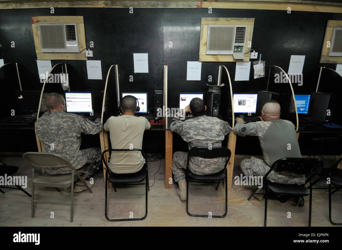 Stati Uniti Soldati dal 2° plotone, Bravo truppa, 1° Battaglione, 150 blindati squadrone di ricognizione, trentesimo Heavy Brigade Combat Team, 1a divisione di cavalleria, da Bluefield, W.Va, prendetevi del tempo per navigare su internet in avanti una base operativa Yusifiyah, in Iraq centrale, e il agosto 16. Foto Stock