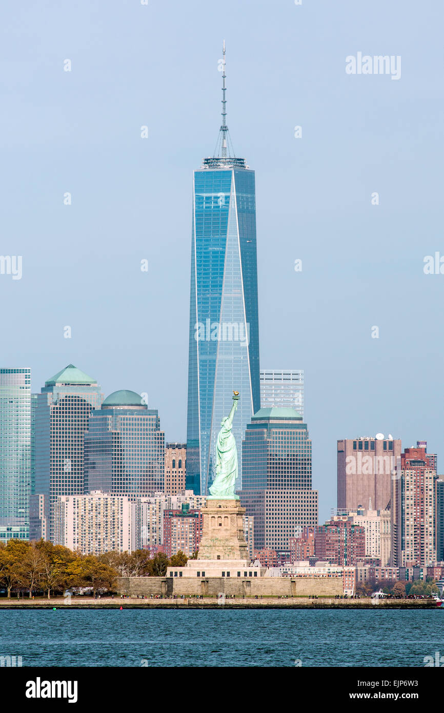 Statua della Libertà, One World Trade Center, del Centro Cittadino di Manhattan attraverso il fiume Hudson, New York, Stati Uniti d'America Foto Stock