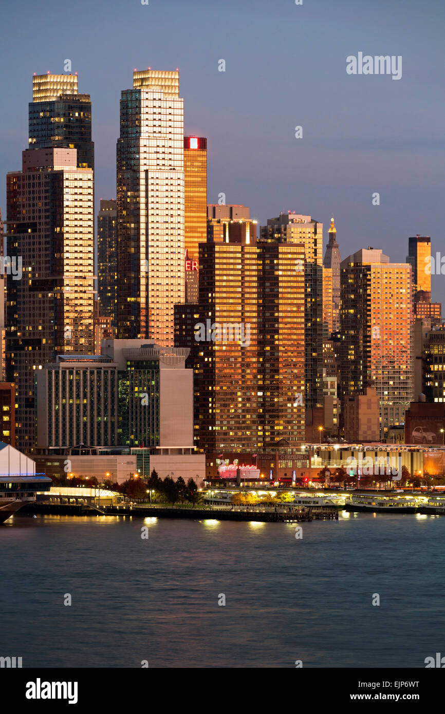 Midtown Manhattan attraverso il fiume Hudson, New York, Stati Uniti d'America Foto Stock