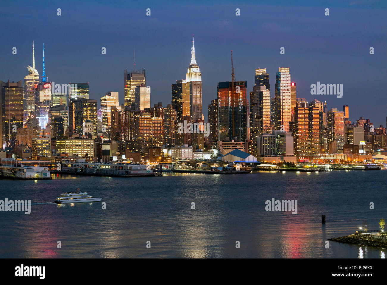 Empire State Building e Midtown Manhattan attraverso il fiume Hudson, New York, Stati Uniti d'America Foto Stock