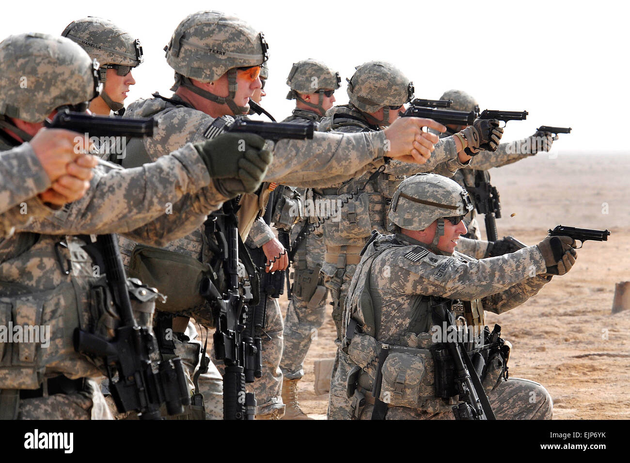 Stati Uniti I soldati dell esercito di partecipare nella gamma di tattiche di formazione utilizzando M-9 Beretta pistole Sulla Normandia complessa gamma di Bassora, in Iraq, 15 luglio, 2009. I soldati sono assegnati alla società B, 445th gli affari civili battaglione. Il personale Sgt Chrissy migliori Foto Stock