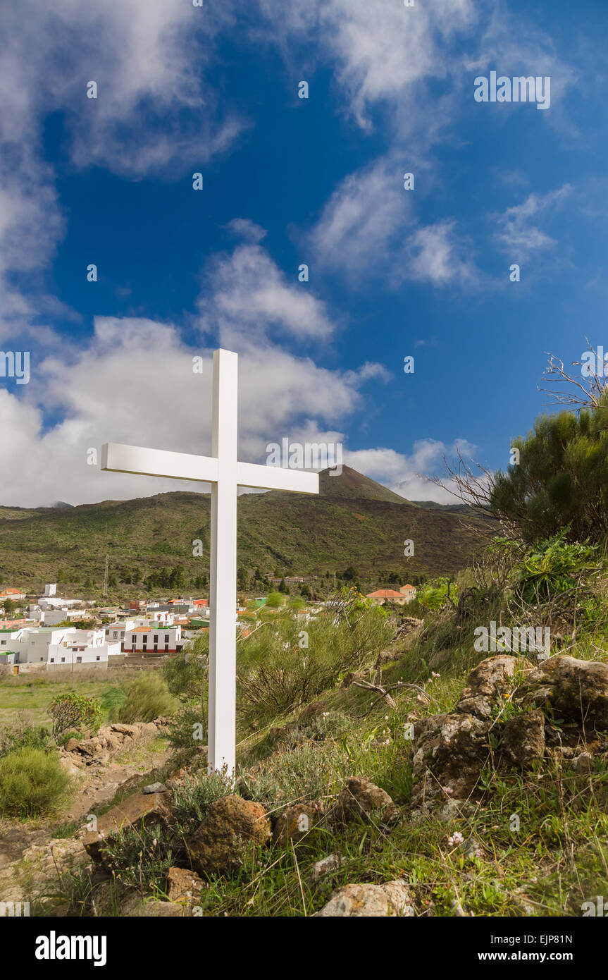 Estate Mountain View bianco con croce di legno. È in piedi sulla collina in Santiago del Teide Tenerife, Spagna. Foto Stock