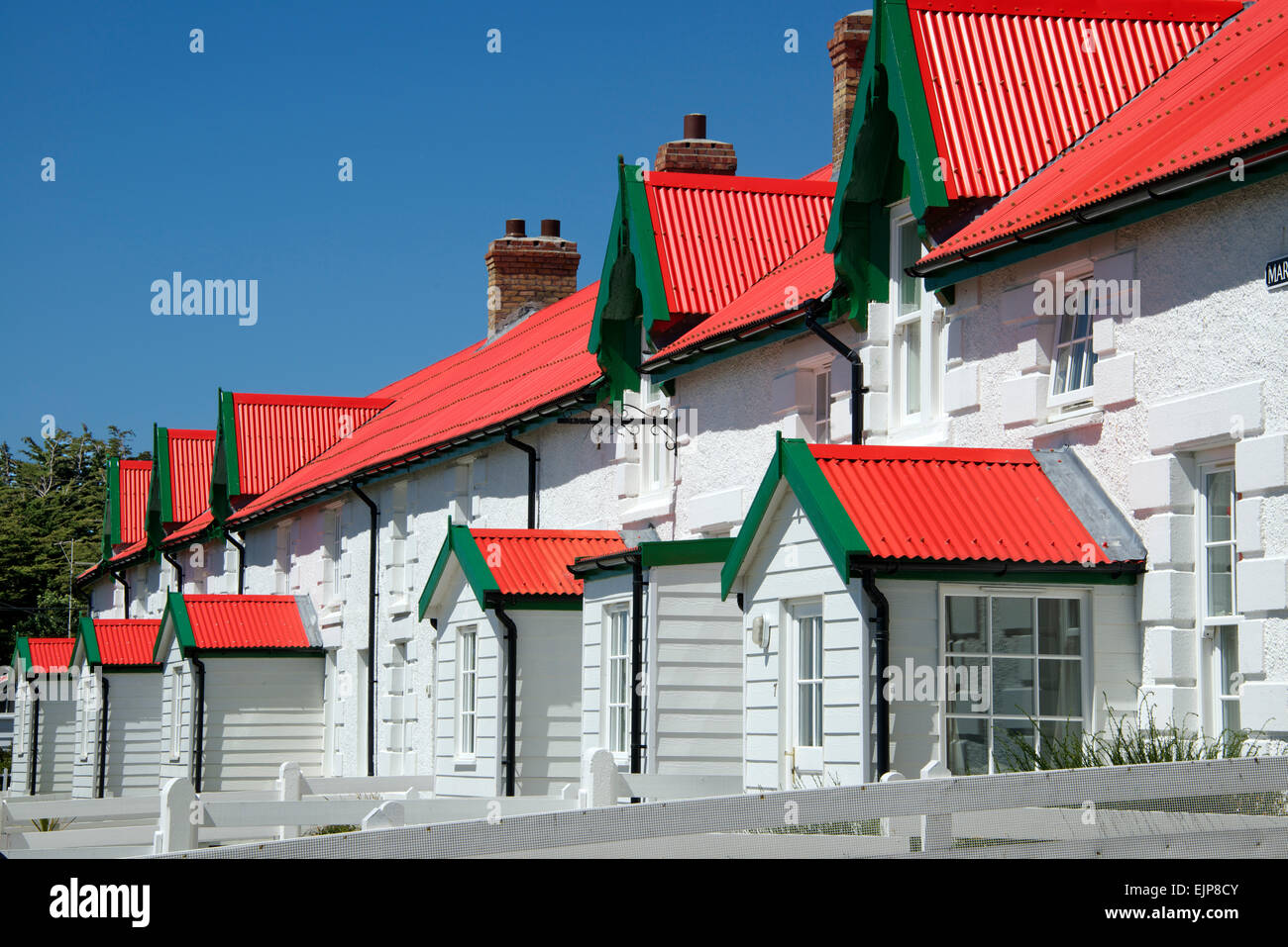 Colorata di rosso e bianco di case a schiera Port Stanley nelle isole Falkland Foto Stock