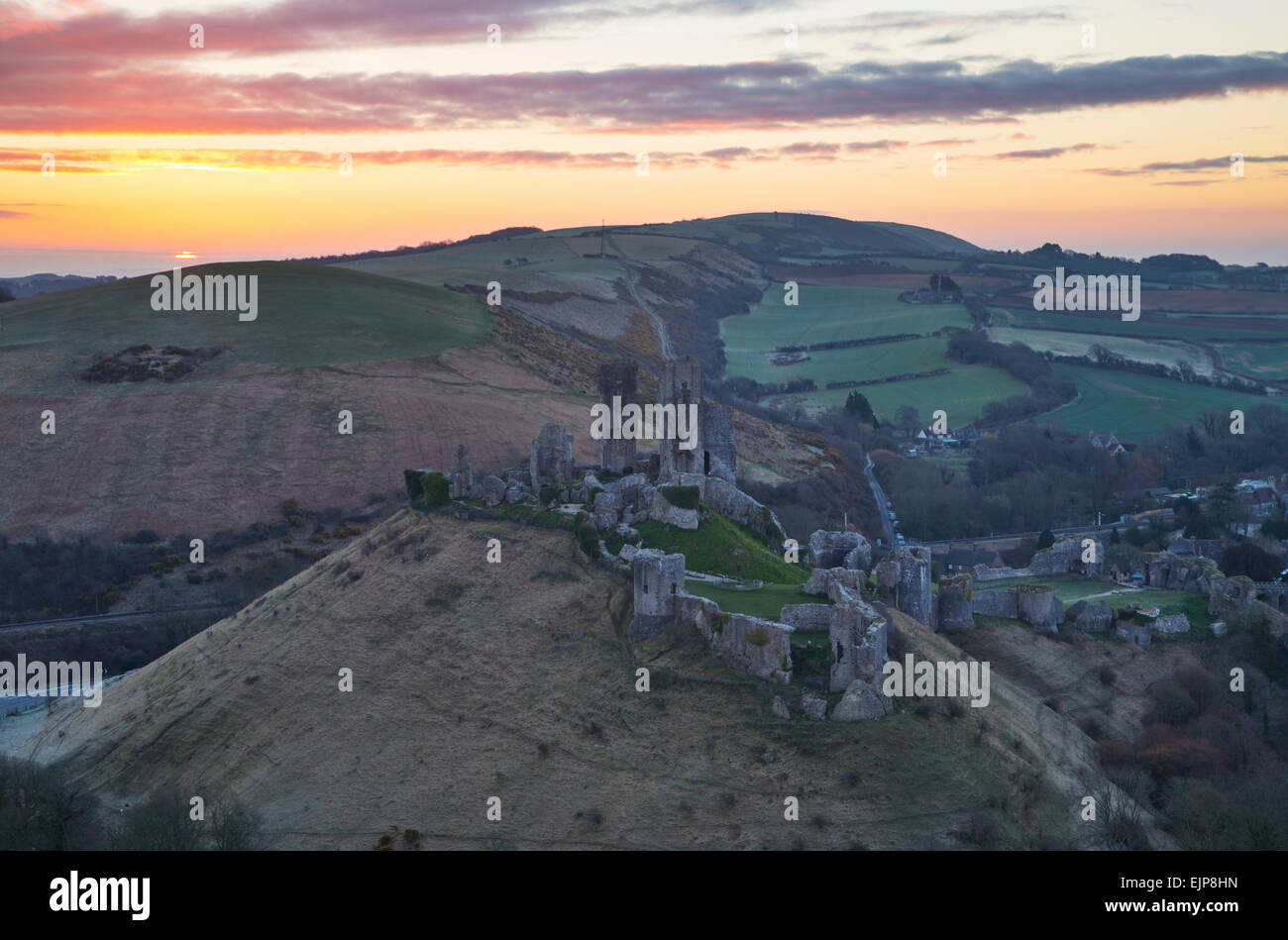 Inizia una nuova giornata di Corfe Castle nel Dorset Foto Stock