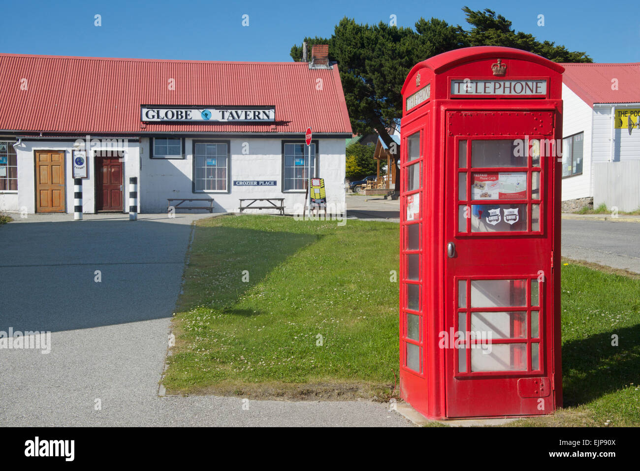 Globe e Taverna Pub con telefono rosso box Stanley Isole Falkland Foto Stock