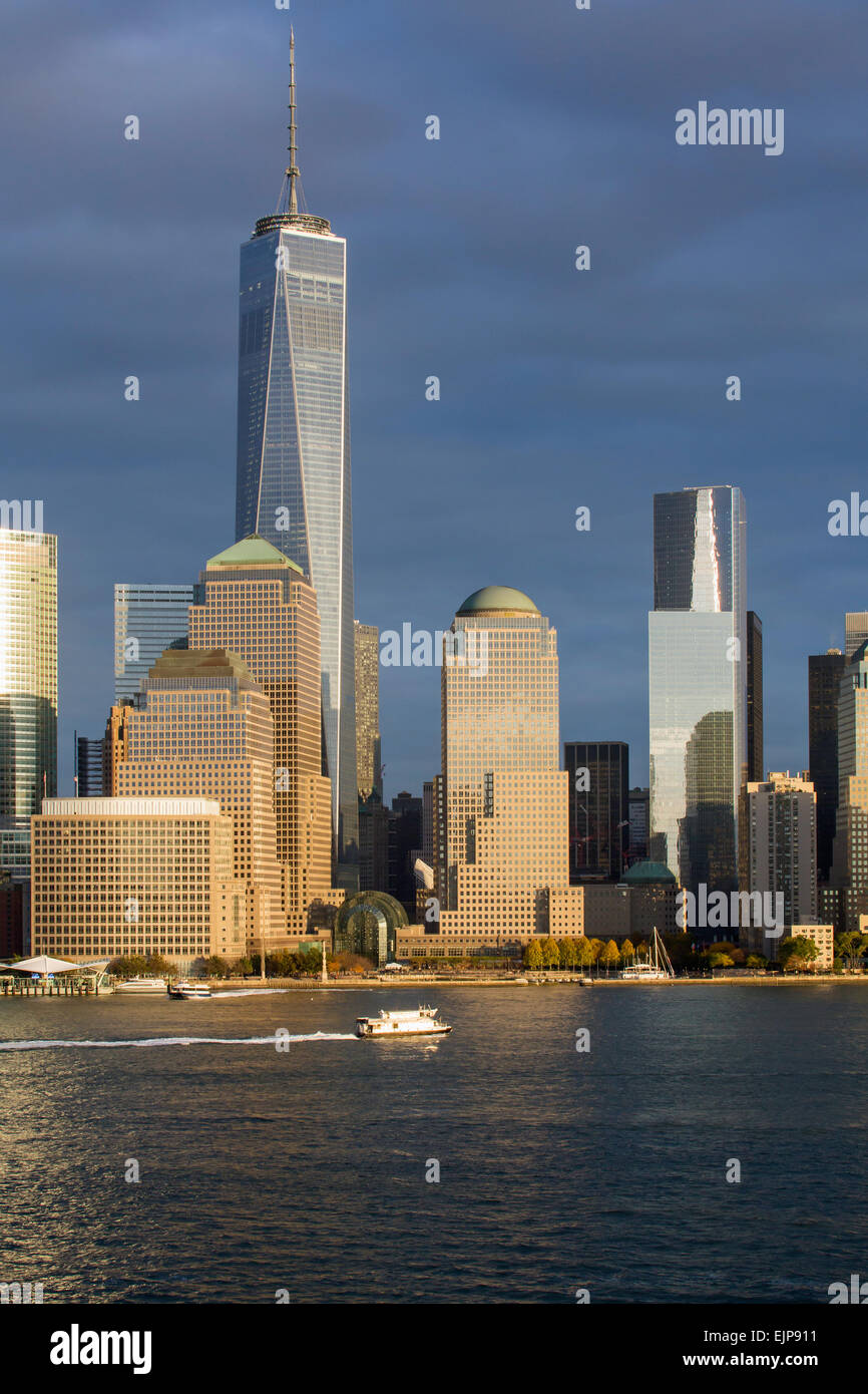 One World Trade Center e il centro di Manhattan attraverso il fiume Hudson, New York, Stati Uniti d'America Foto Stock