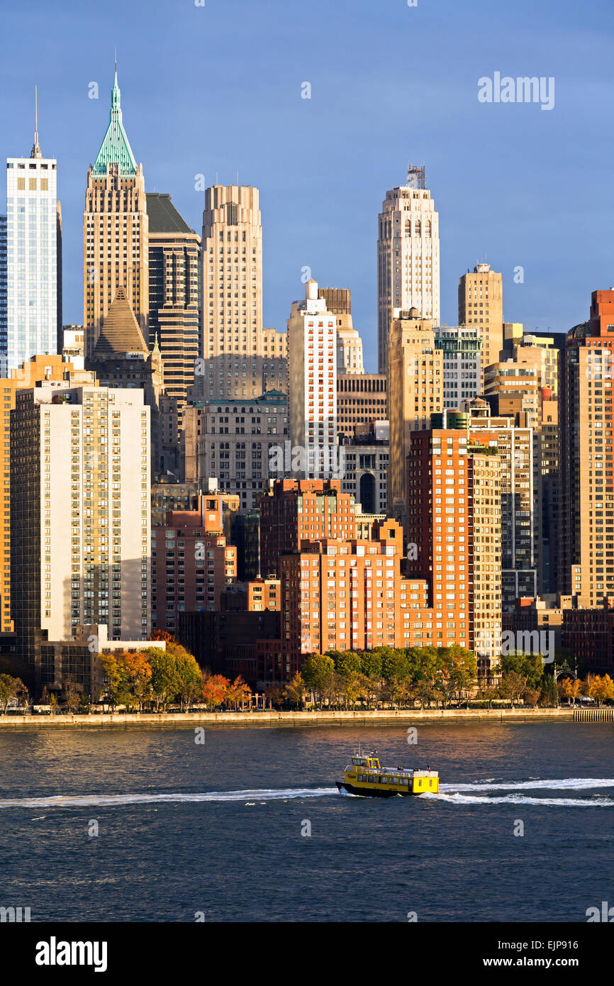 Il centro di Manhattan attraverso il fiume Hudson, New York, Stati Uniti d'America Foto Stock