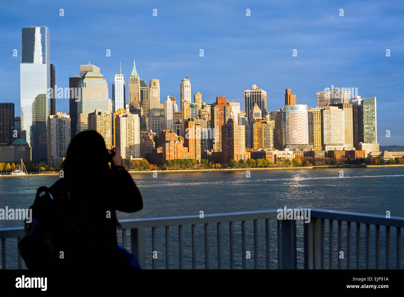 Il centro di Manhattan attraverso il fiume Hudson, New York, Stati Uniti d'America Foto Stock