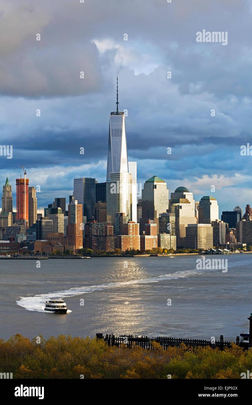 One World Trade Center e il centro di Manhattan attraverso il fiume Hudson, New York, Stati Uniti d'America Foto Stock