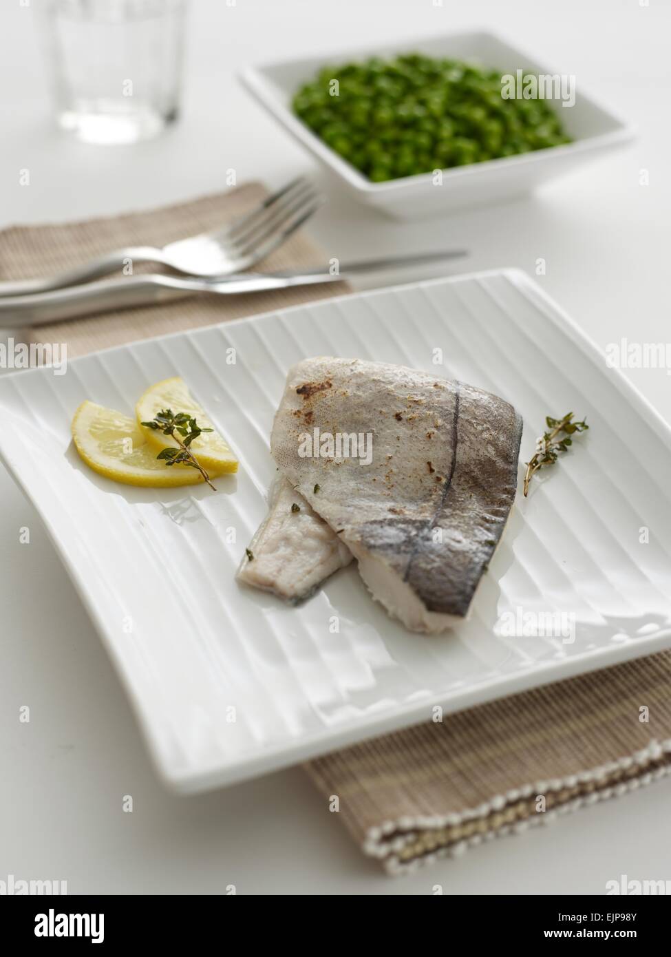 Pasto placcati di aringhe di filetto con limone piselli al rosmarino Foto Stock