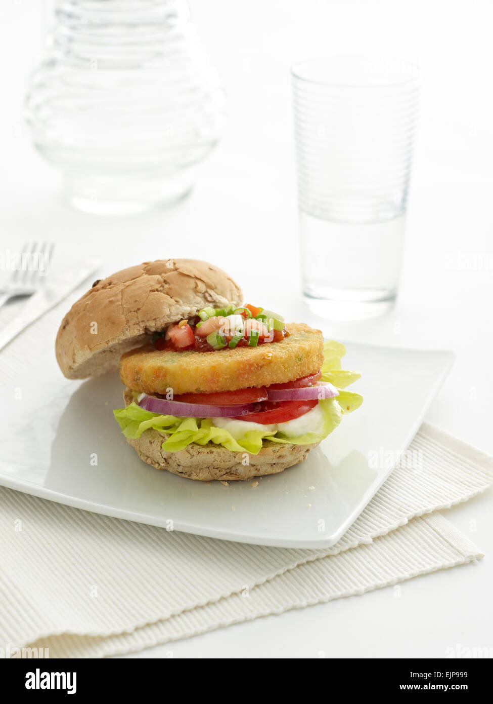 Hamburger Vegetariano in un granaio roll con insalata Foto Stock