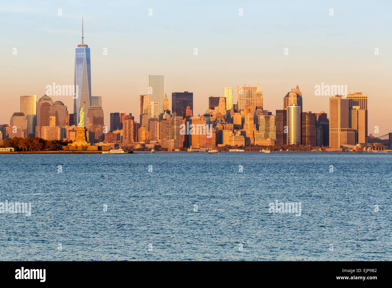 Statua della Libertà, One World Trade Center e il centro di Manhattan attraverso il fiume Hudson, New York, Stati Uniti d'America Foto Stock