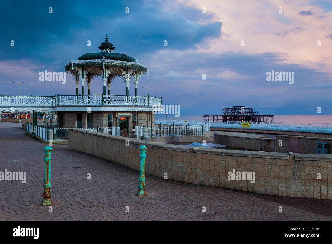 Serata sul lungomare di Brighton, East Sussex, Inghilterra. Foto Stock