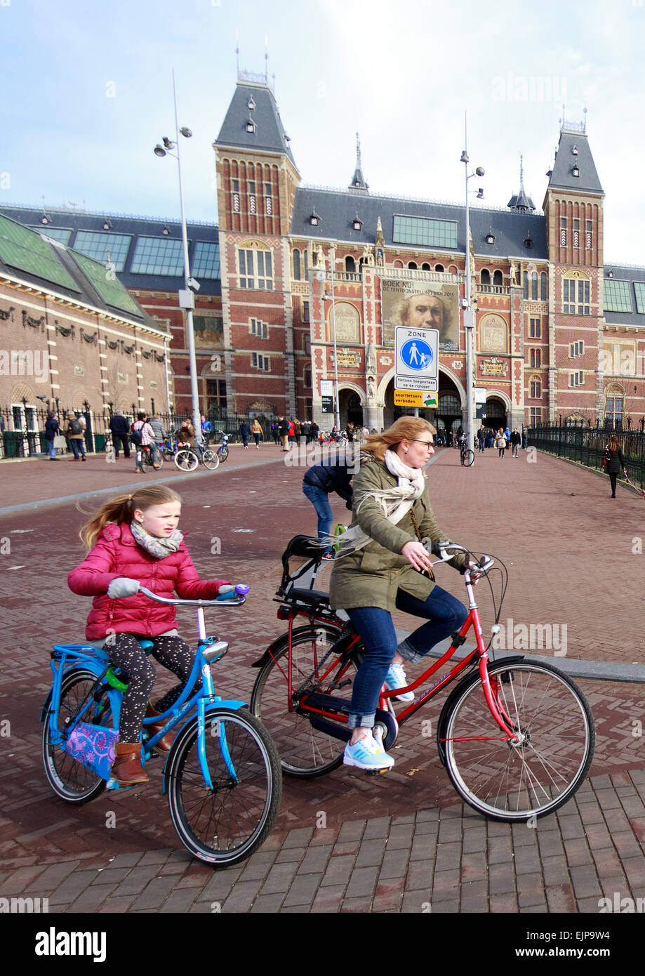 Persone in bicicletta. Amsterdam è una delle più belle città d'Europa, che  portano migliaia di turisti ogni anno. Pak@ Mera Foto stock - Alamy