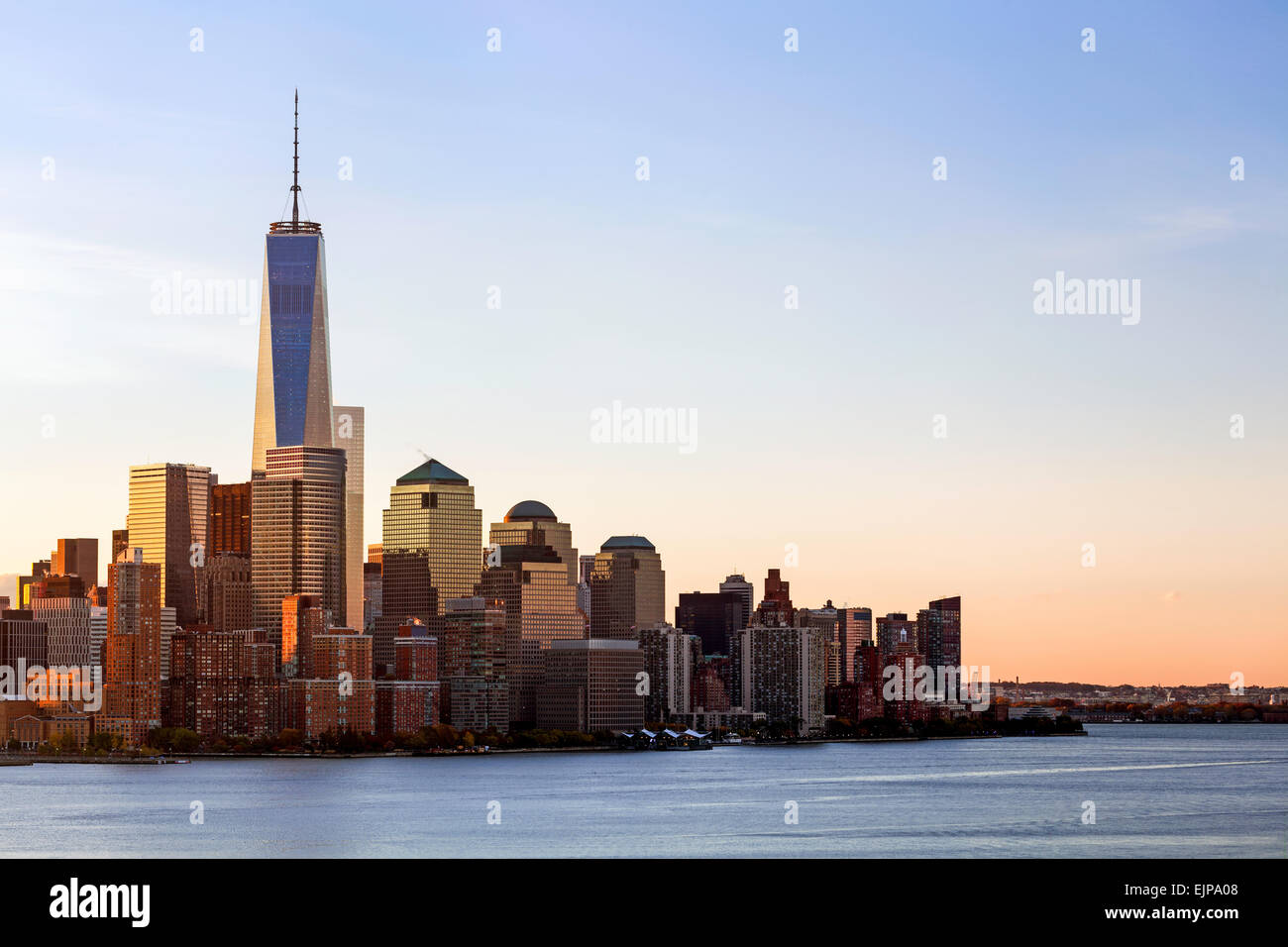 One World Trade Center e il centro di Manhattan attraverso il fiume Hudson, New York Manhattan, Stati Uniti d'America Foto Stock