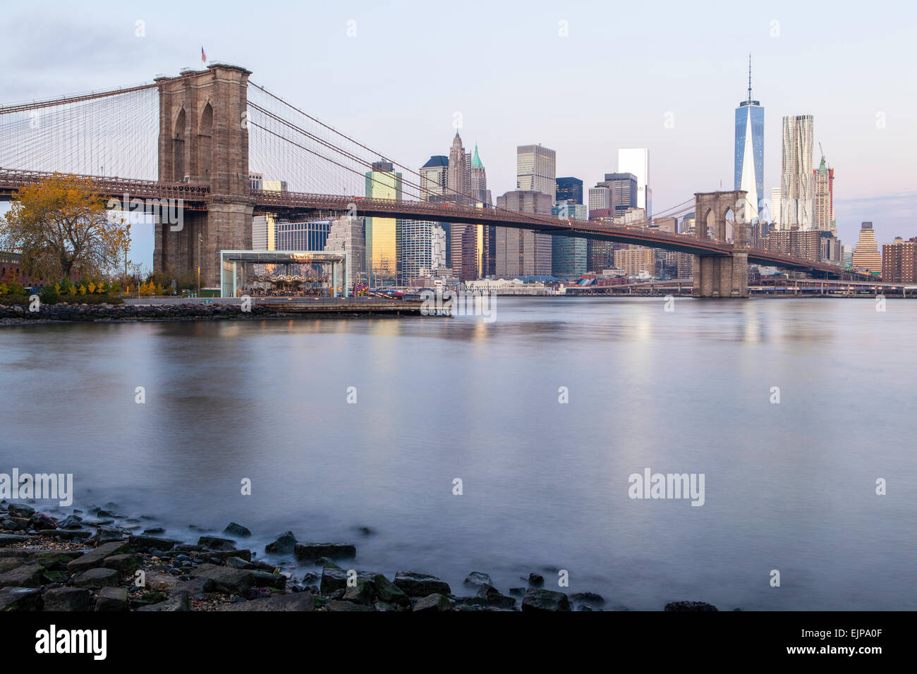 Stati Uniti d'America, New York City, il quartiere finanziario del Centro Cittadino di Manhattan, One World Trade Center e il Ponte di Brooklyn Foto Stock