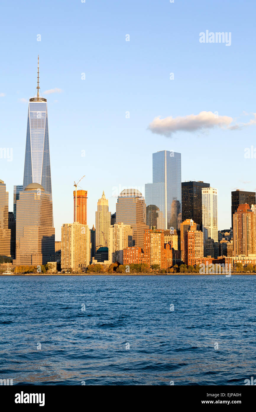 One World Trade Center e il centro di Manhattan attraverso il fiume Hudson, New York Manhattan, Stati Uniti d'America Foto Stock