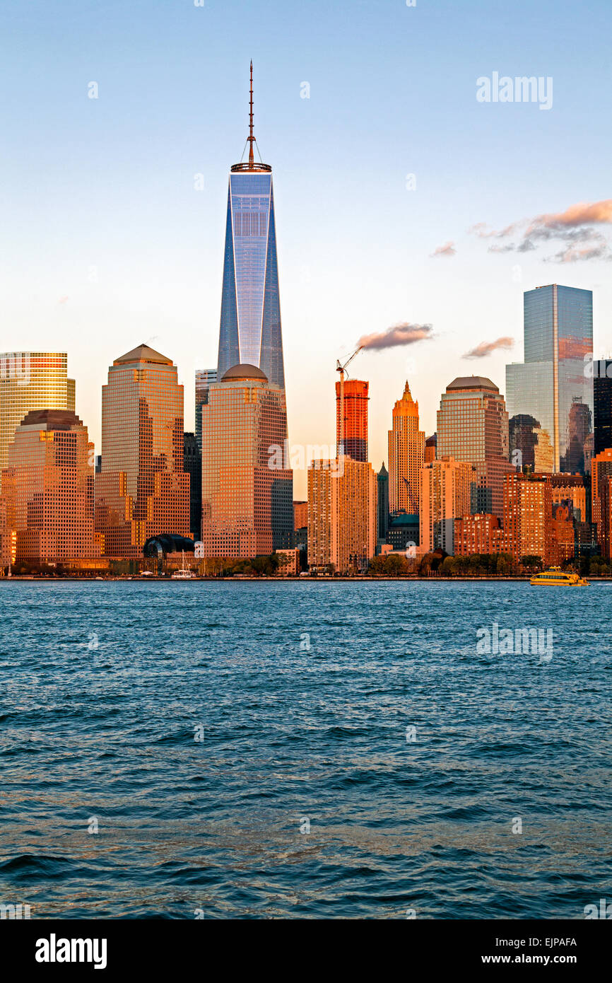 One World Trade Center e il centro di Manhattan attraverso il fiume Hudson, New York Manhattan, Stati Uniti d'America Foto Stock