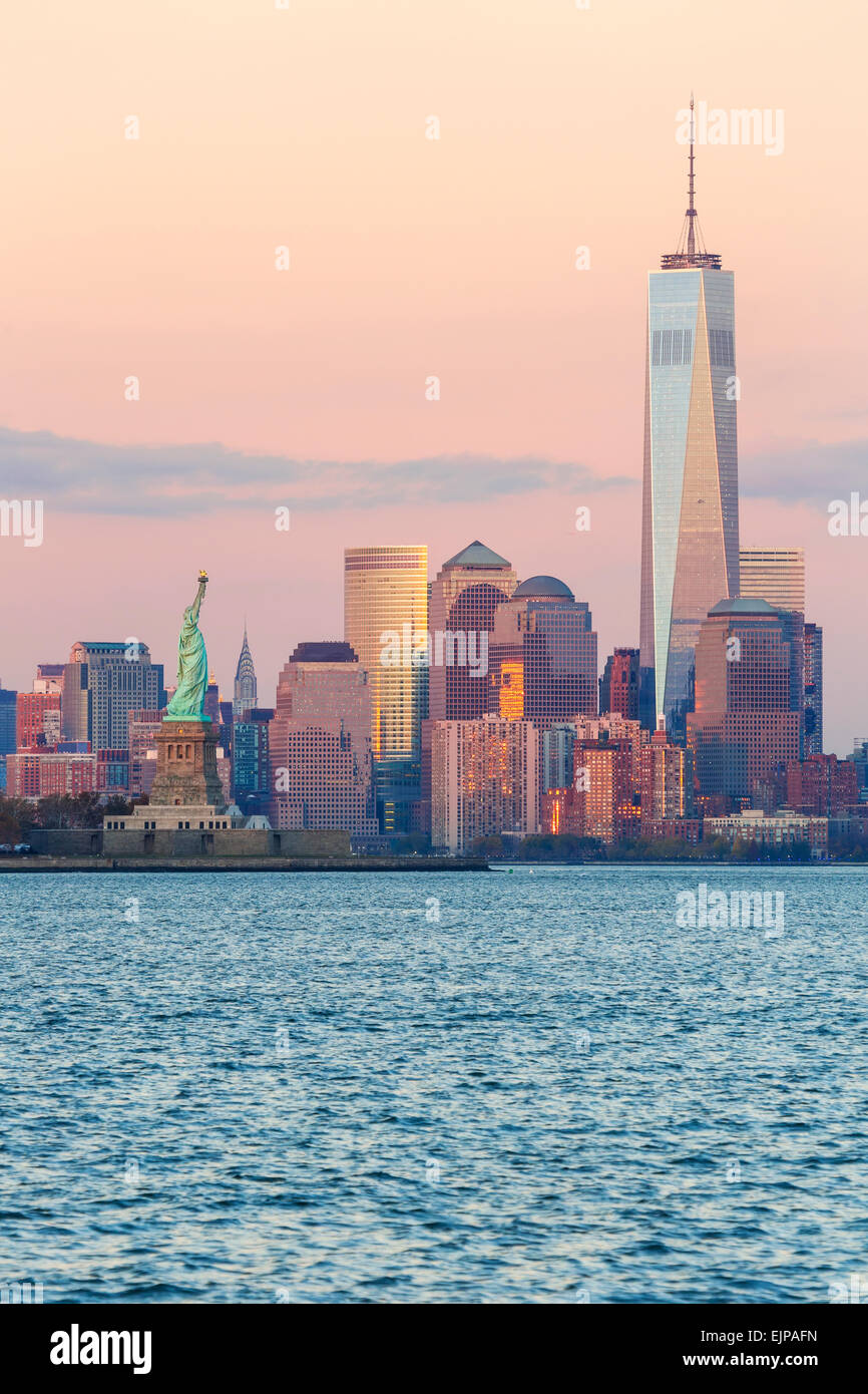 Statua della Libertà, One World Trade Center e il centro di Manhattan attraverso il fiume Hudson, New York, Manhattan Stati Uniti d Foto Stock