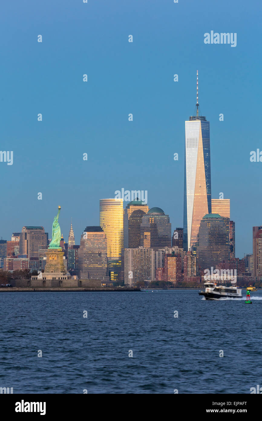 Statua della Libertà, One World Trade Center e il centro di Manhattan attraverso il fiume Hudson, New York, Manhattan Stati Uniti d Foto Stock