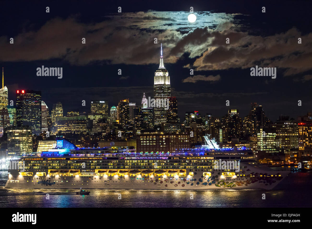 Manhattan, il sorgere della luna su Empire State Building e Midtown Manhattan attraverso il fiume Hudson, New York, Stati Uniti Foto Stock