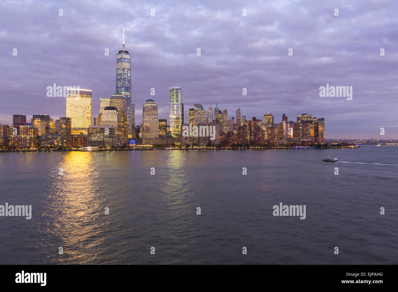 One World Trade Center, del Centro Cittadino di Manhattan attraverso il fiume Hudson, New York, Stati Uniti d'America Foto Stock