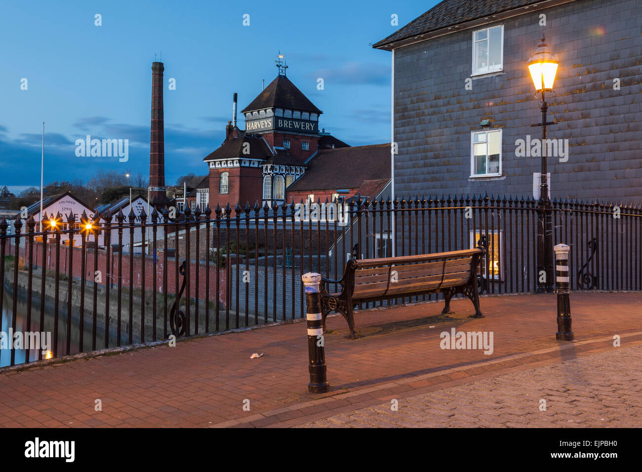 Di sera su Cliffe High Street in Lewes, Inghilterra. Foto Stock