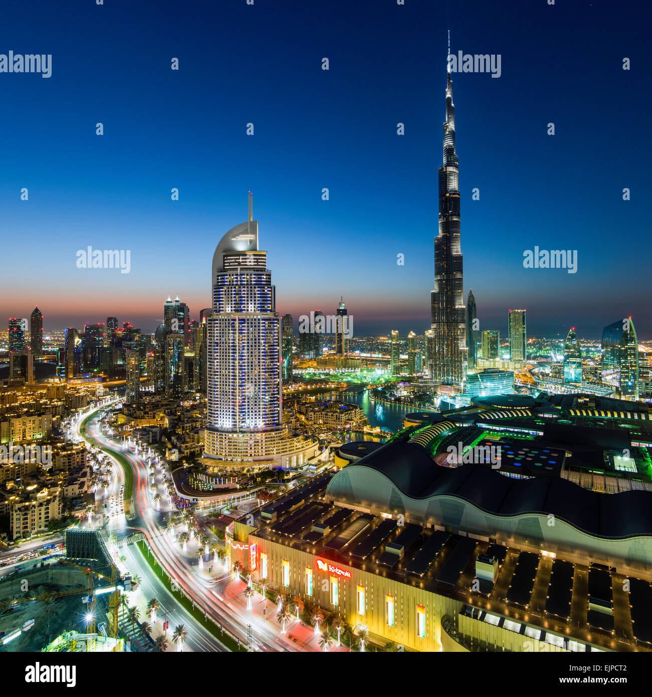 Emirati Arabi Uniti Dubai Burj Khalifa, vista in elevazione al di sopra del centro commerciale di Dubai Foto Stock