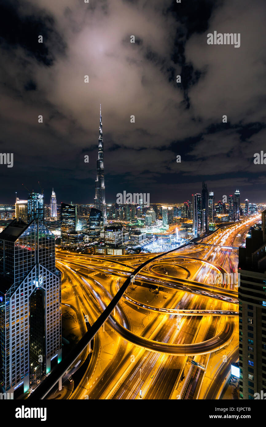 Dubai, Emirati Arabi Uniti, il Burj Khalifa e grattacieli su Sheikh Zayed Road, sera vista in elevazione Foto Stock