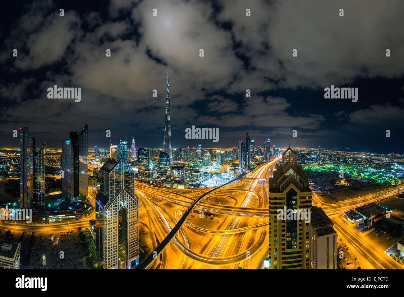 Dubai, Emirati Arabi Uniti, il Burj Khalifa e grattacieli su Sheikh Zayed Road, sera vista in elevazione Foto Stock
