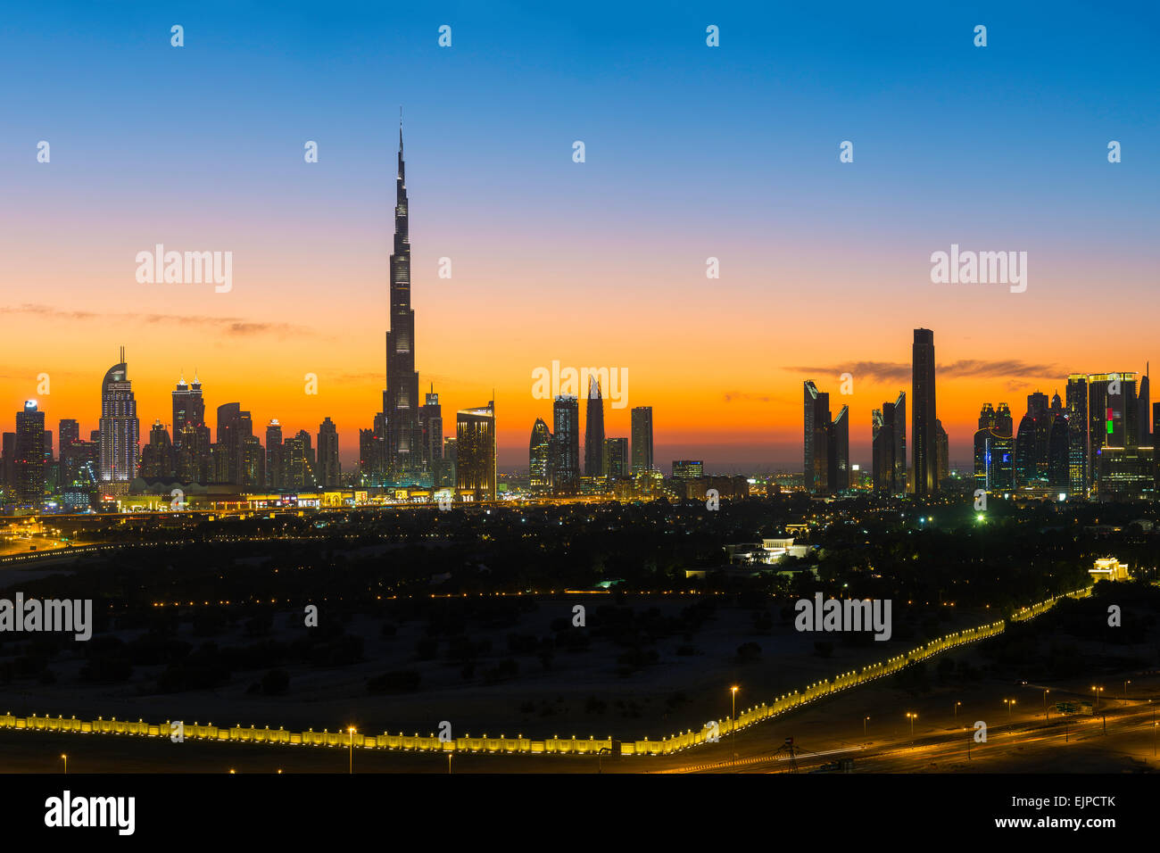 Dubai, Emirati Arabi Uniti, il Burj Khalifa e grattacieli su Sheikh Zayed Road, sera vista in elevazione Foto Stock