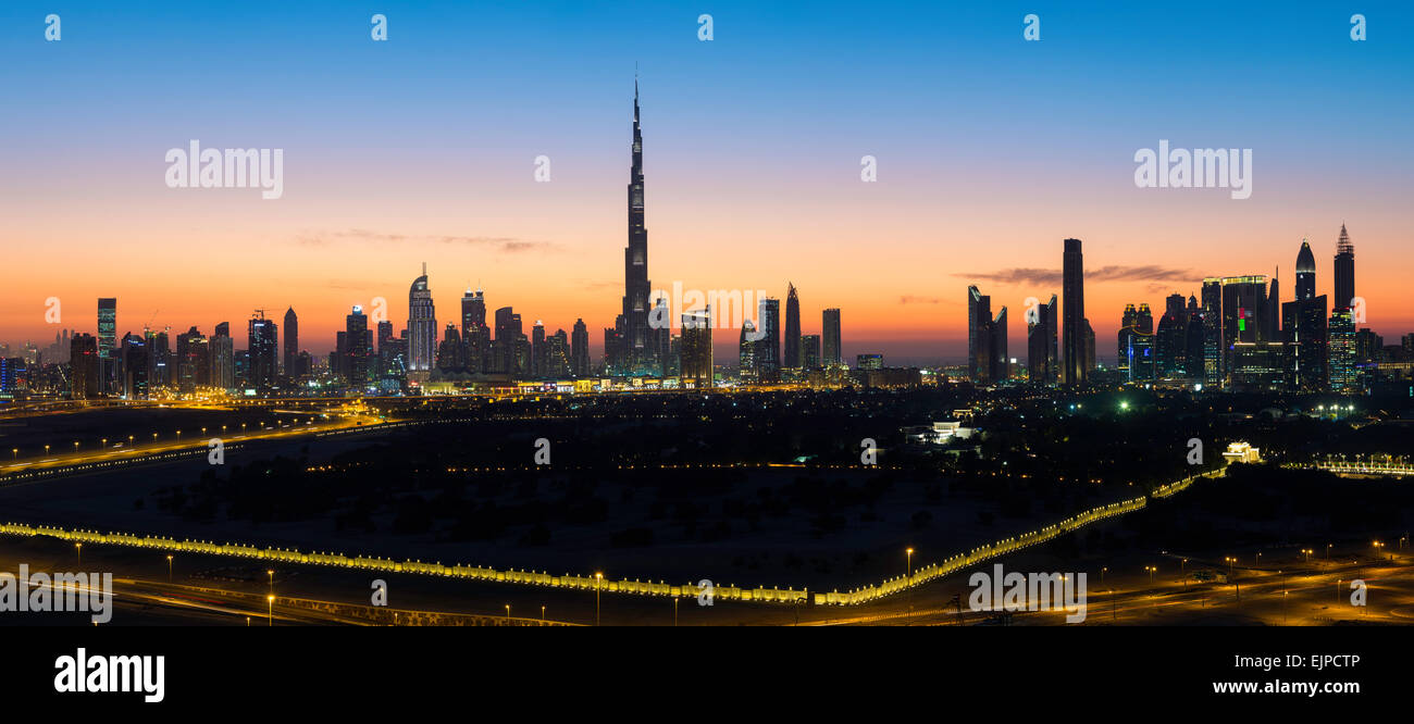 Dubai, Emirati Arabi Uniti, il Burj Khalifa e grattacieli su Sheikh Zayed Road, serata panoramica vista elevata Foto Stock