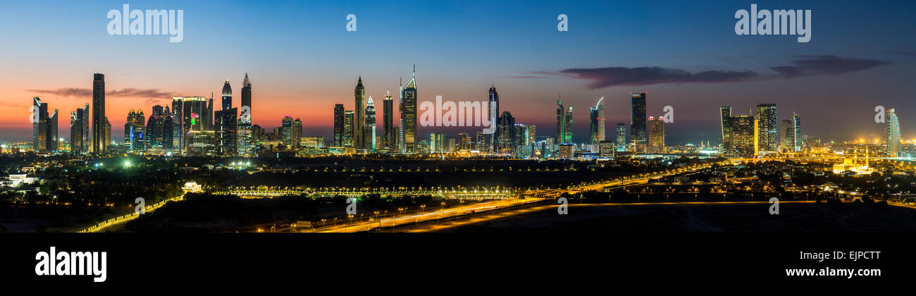 Dubai, Emirati arabi uniti, skyline serale e grattacieli su Sheikh Zayed Road, panoramica vista in elevazione Foto Stock