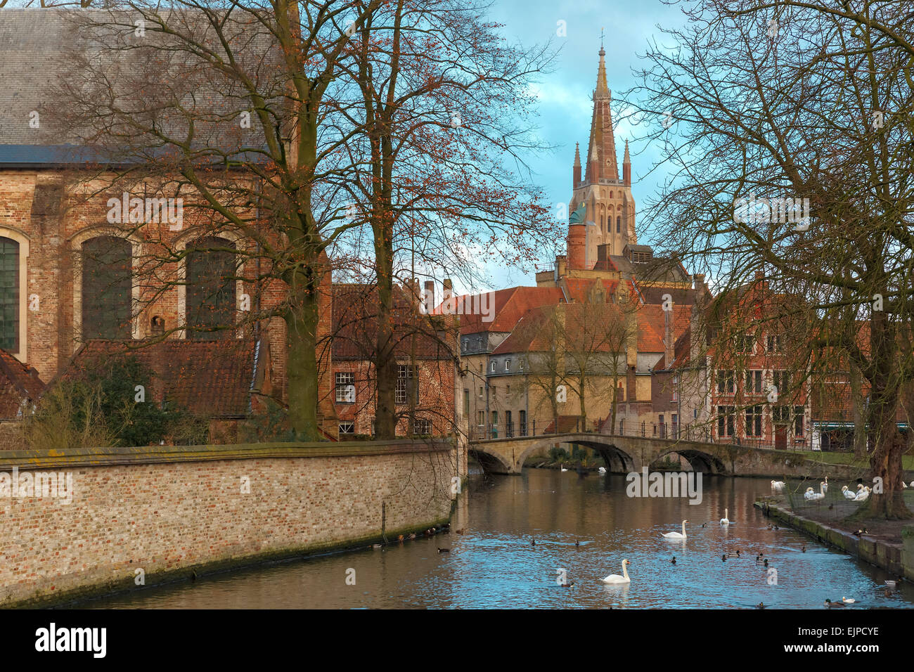 Paesaggio di Lago Minnewater e chiesa in Bruges, Belgio Foto Stock