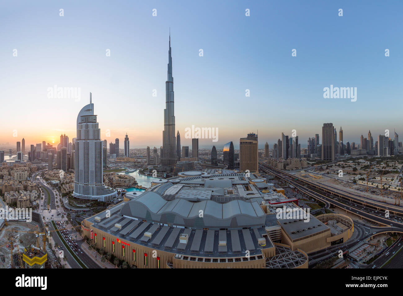 Il Burj Khalifa Dubai EMIRATI ARABI vista in elevazione con skyline del centro Foto Stock