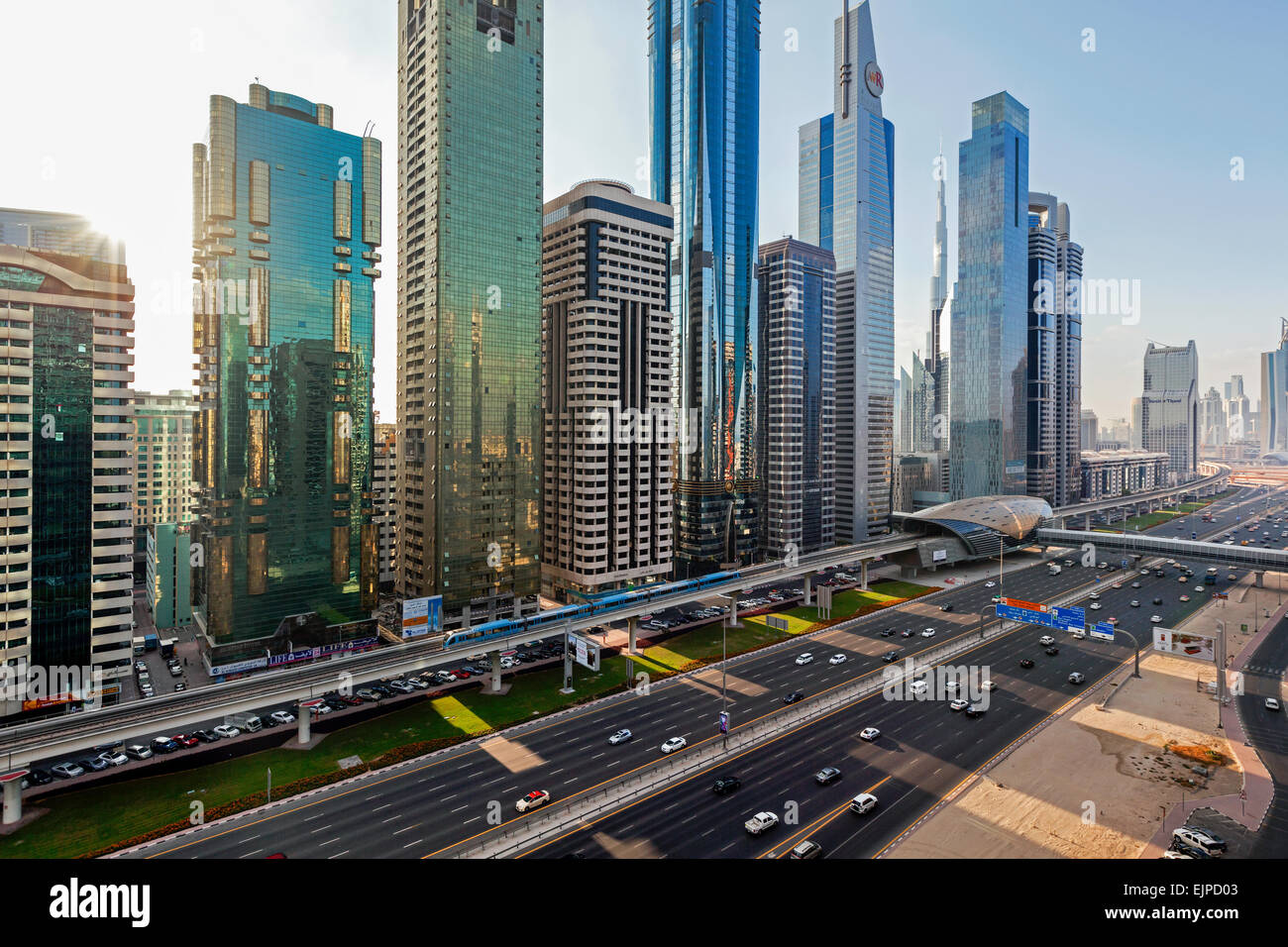 Dubai, UAE, nuovi edifici alti e il traffico su Sheikh Zayed Rd Foto Stock