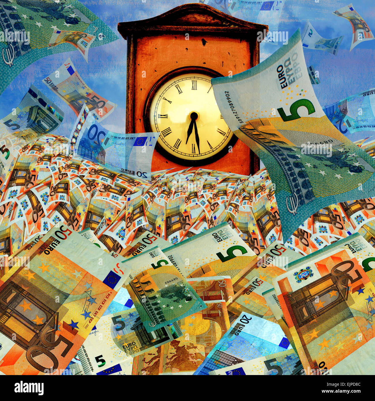 Il tempo è denaro concetto con molte delle banconote in euro e il grande orologio vintage. Foto Stock