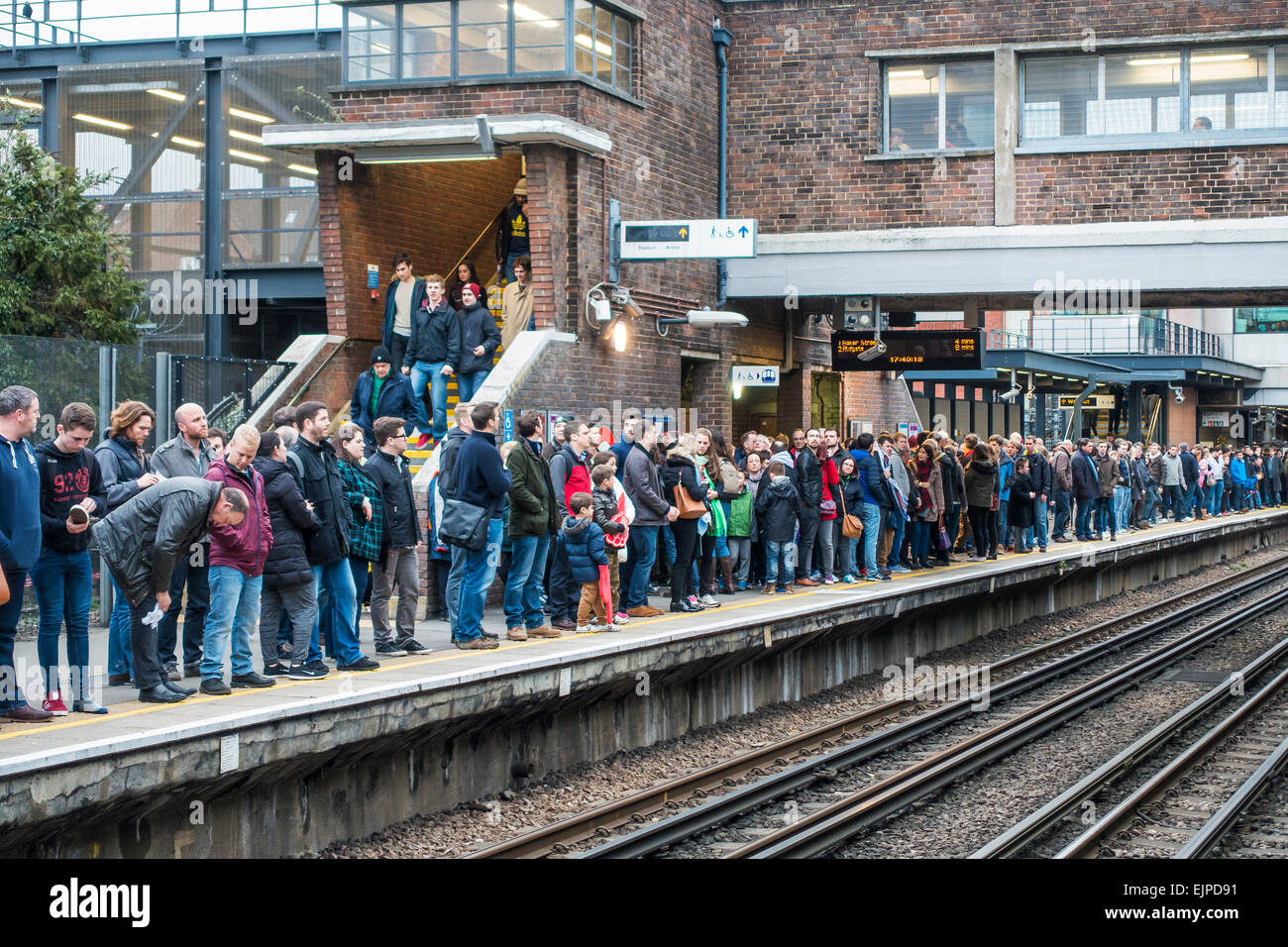 Grande folla in attesa per tubo in treno. Stazione di Wembley Platform Foto Stock