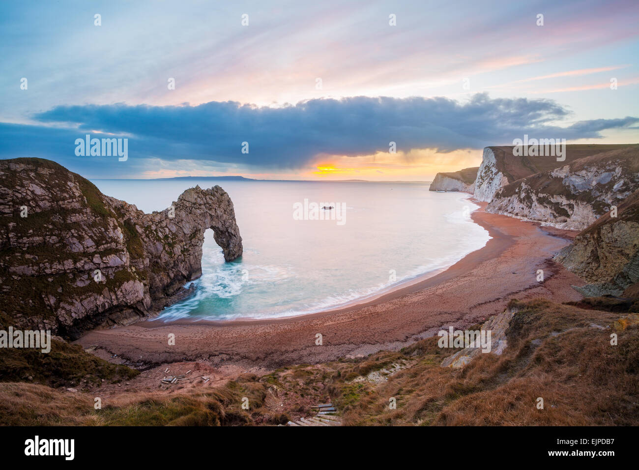 Tramonto a porta di Durdle calcare naturale arco su Jurassic Coast nelle vicinanze Lulworth in Inghilterra Dorset Regno Unito Europa Foto Stock