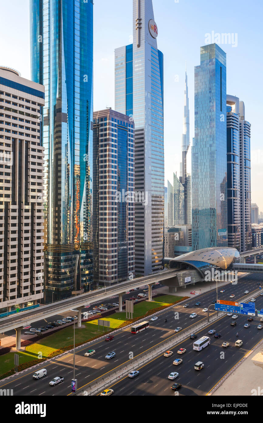 Dubai, UAE, nuovi edifici alti e il traffico su Sheikh Zayed Rd Foto Stock