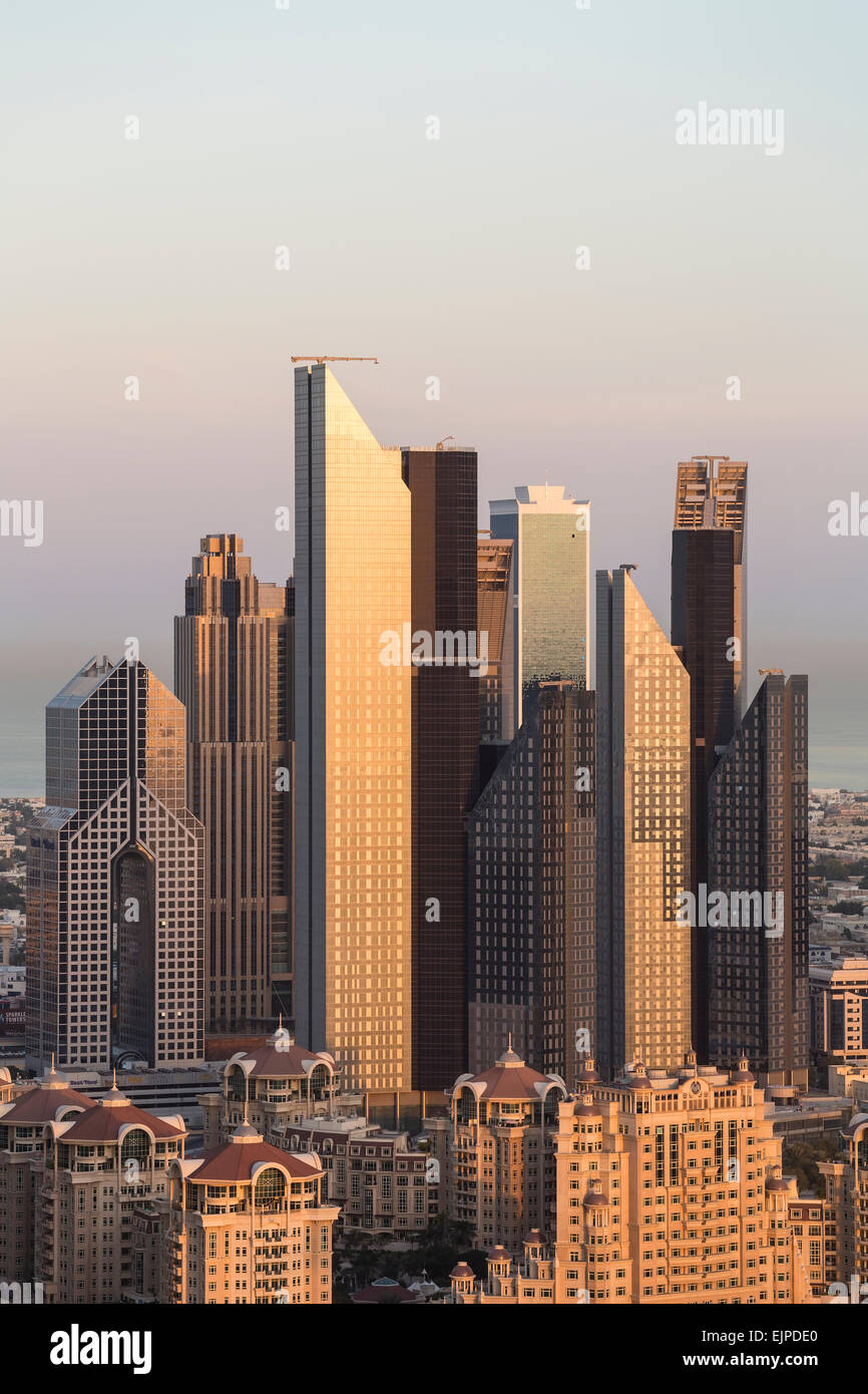 Emirati Arabi Uniti Dubai Sheikh Zayed Rd, traffico e nuovi edifici alti di Dubai lungo la strada principale Foto Stock