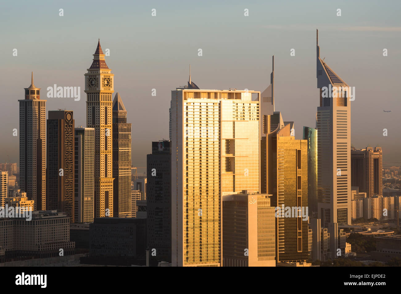 Dubai, nuovi edifici alti al crepuscolo Foto Stock