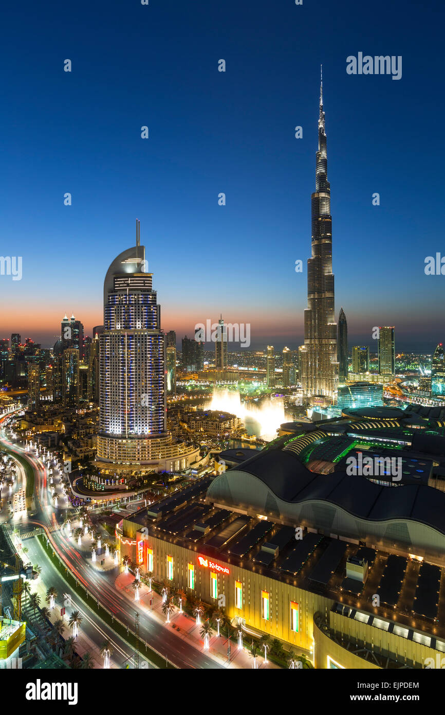 Emirati Arabi Uniti Dubai Burj Khalifa, vista in elevazione al di sopra del centro commerciale di Dubai Foto Stock
