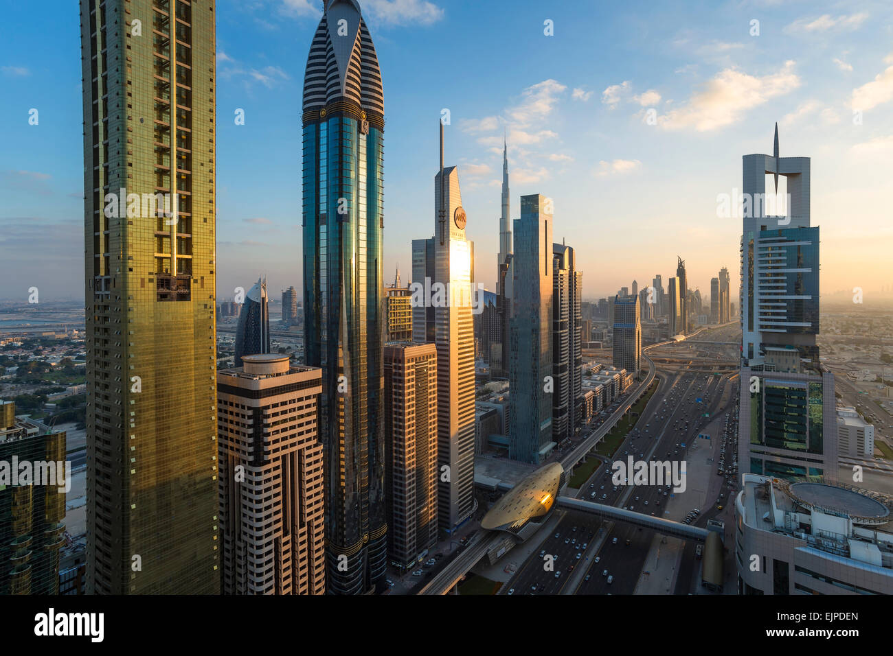 Emirati Arabi Uniti Dubai Sheikh Zayed Road, traffico e nuovi edifici alti Foto Stock